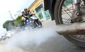 Khí thải gây ra ô nhiễm từ xe máy là do khả năng không thể đốt cháy hoàn toàn lượng xăng trong buồng đốt.